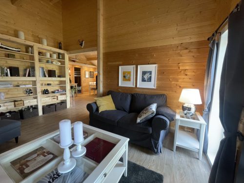 Wohnzimmer mit Blick auf die Musikanlage